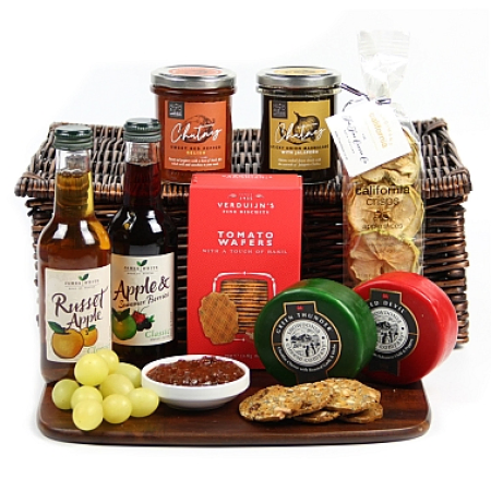 Cesto artesanal de vime com queijo e suco